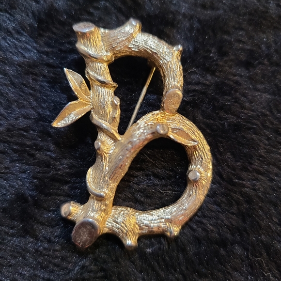 Sarah Coventry goldtone "B" brooch (77) - Picture 1 of 3